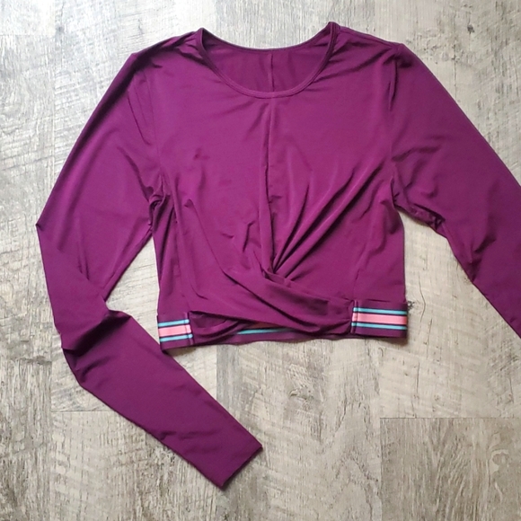 Fabletics Eco-Conscious Front Twist Long-sleeve with Thumb holes - Picture 5 of 8